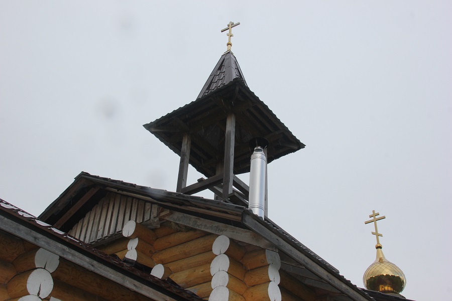 На храме высокая колокольня