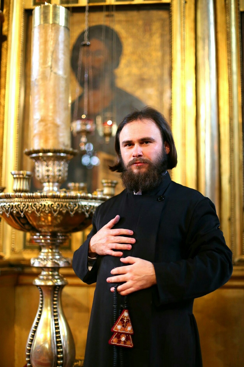 Художественный руководитель и регент хора — Виталий Москвичев