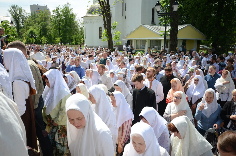 Участники торжества во время крестного хода