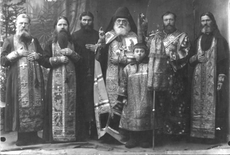 Архиепископ Никола (Позднев) и древлеправославные клирики. Крайний справа священноинок Михаил Кочетов. 1924 г.