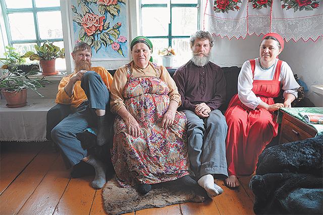 Они пронесли любовь к родине через десятилетия изгнания... Слева направо: Ульян Мурычев, Татьяна Килина, Петро и Агафья Фефиловы