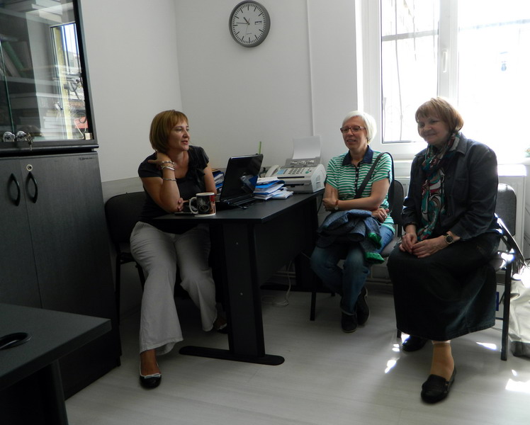  Светлана Молдован, одна из непосредственных организаторов мероприятий, редактор издательства ОРЛР «Зори», с гостями симпозиума