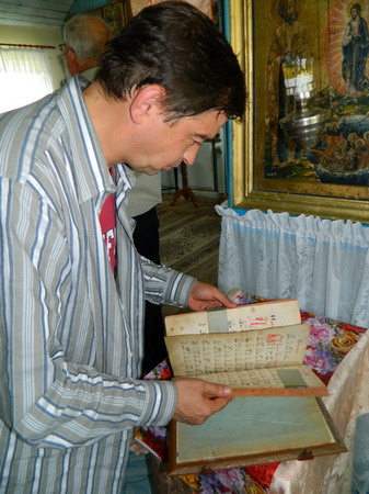 Александра Анатольевича Пригарина заинтересовала певческая рукопись с вкладными и владельческими надписями