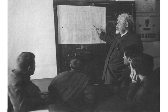 Томск 1938 год И.Л. Мерзляков представляет свое изобретение группе инженерных работников "Томлеспрома"