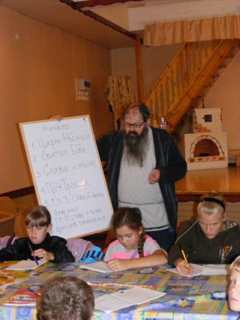 О. Олег Розанов рассказывает детям о молитвах т. н. "большого начала"