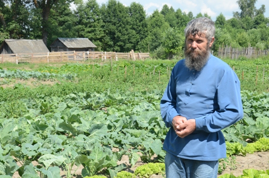 Терентий Мурачев в своём огороде, Калужская область, деревня Огорь