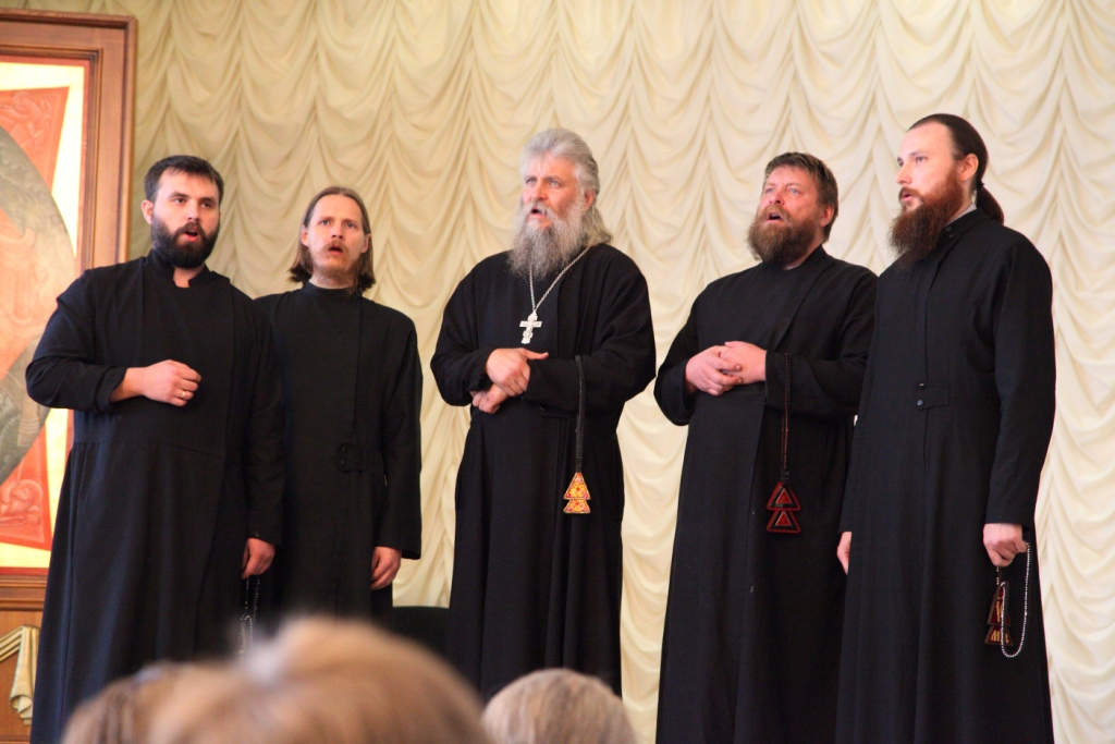 Участники хора Сибирской епархии исполняют стихиры