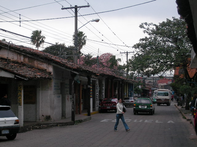 Типичная улица небогатого квартала боливийского города Санта-Круз