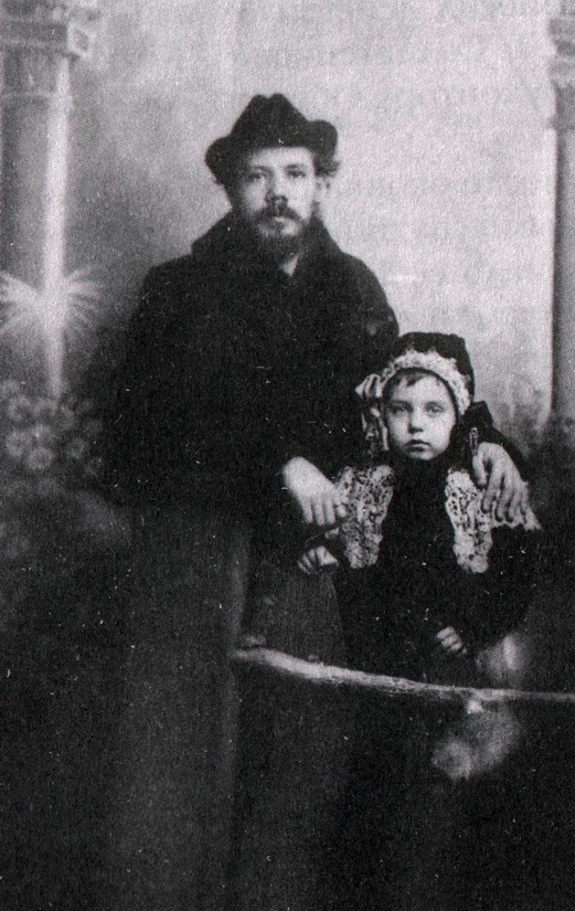 Я. А. Богатенко с дочерью Валентиной. 1910 г.
