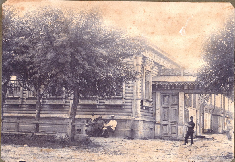 Дом Федора Моисеевича Исаева. На завалинке хозяин с сыном Никифором и внуками. Фото начала XXвека