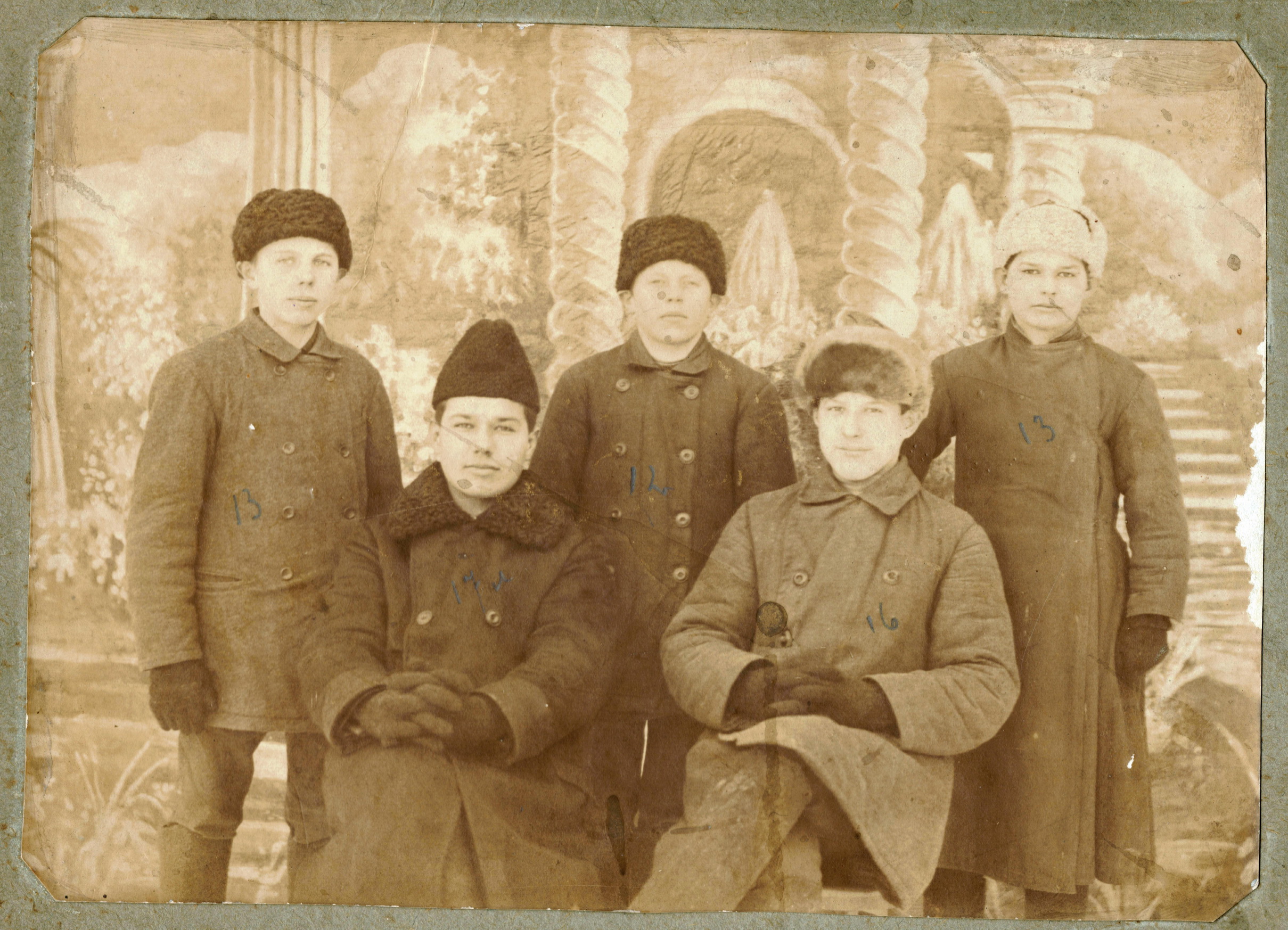 Братья Исаевы: Александр, Иван, Дмитрий Кондратьевичи (нижний ряд и крайний справа  в верхнем), Григорий и Александр Ивановичи (верхний ряд слева). Фото 1925 года