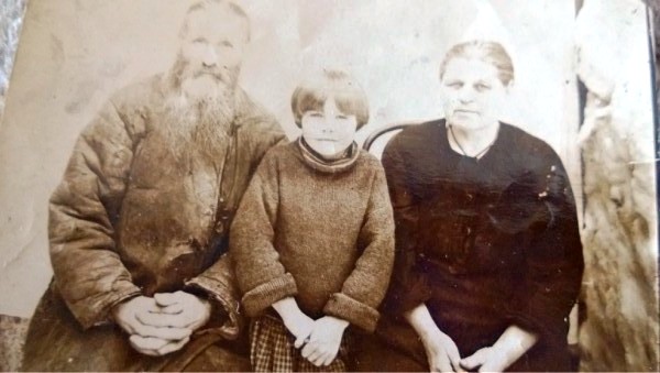 Богородский начетчик Зот Петрович Хахаев с женой и дочкой незадолго до ареста в 1938 году