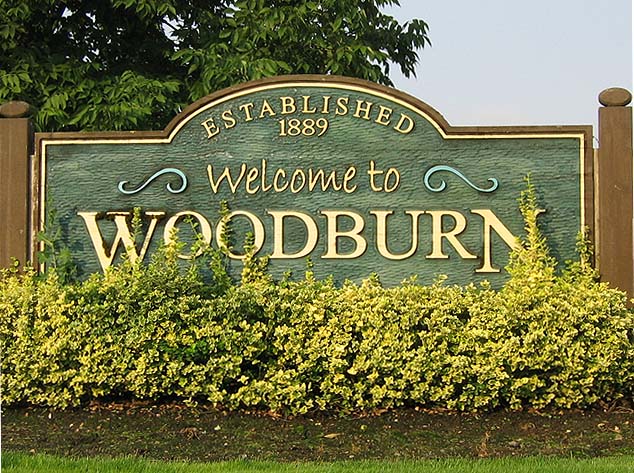 Табличка на въезде: «Добро пожаловать в город Вудборн»