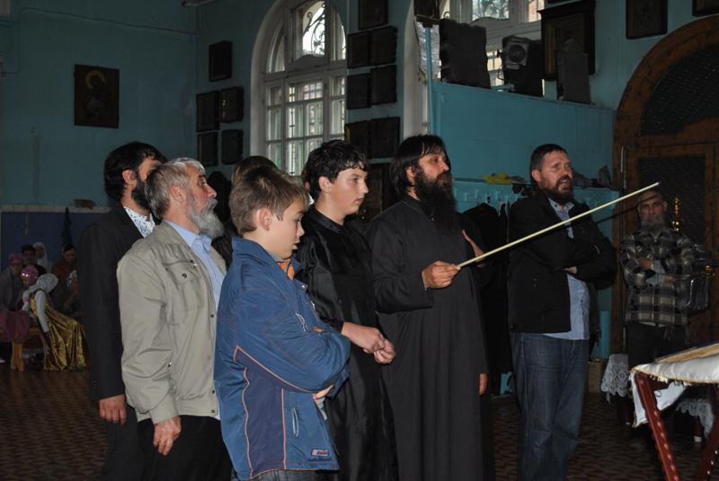 Выступает хор Ростовской общины