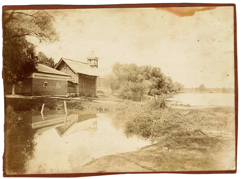 Лавка и склад Т. Д. «М. М. Исаев и сыновья» (позади виднеется колокольня). Вид со стороны пруда. Фото 1913 года