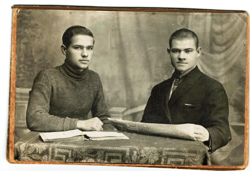  Александр Кондратьевич (слева) и Михаил Кондратьевич (справа) Исаевы. Фото конца 20-х годов