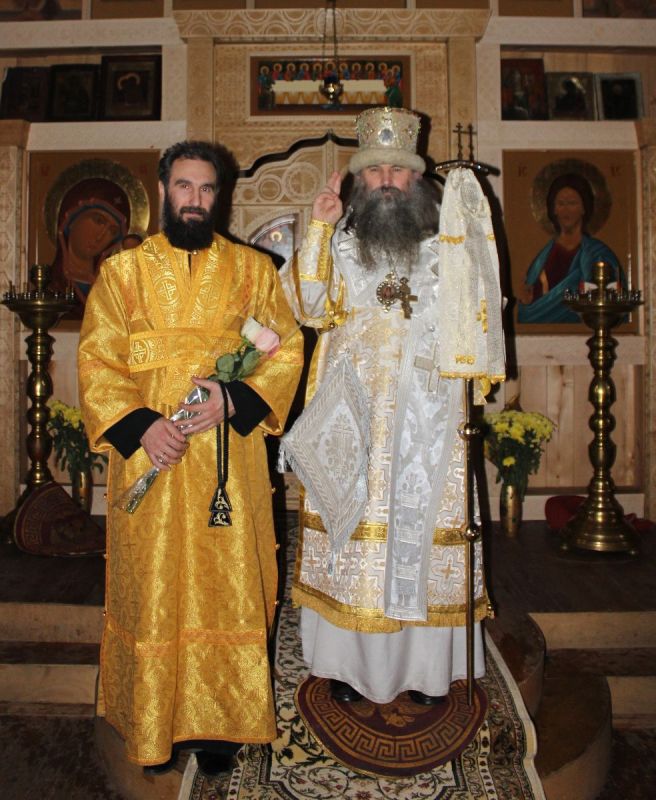 Епископ Евфимий с иподиаконом Евгением Пашковым