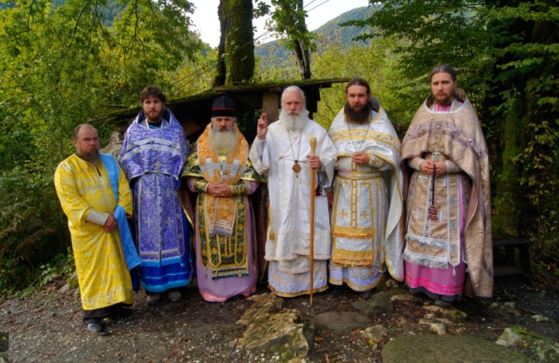 Слева направо: дьякон Виктор, иерей Владимир, Епископ Василий, Патриарх Александр, протоиерей Игорь, иерей Димитрий 