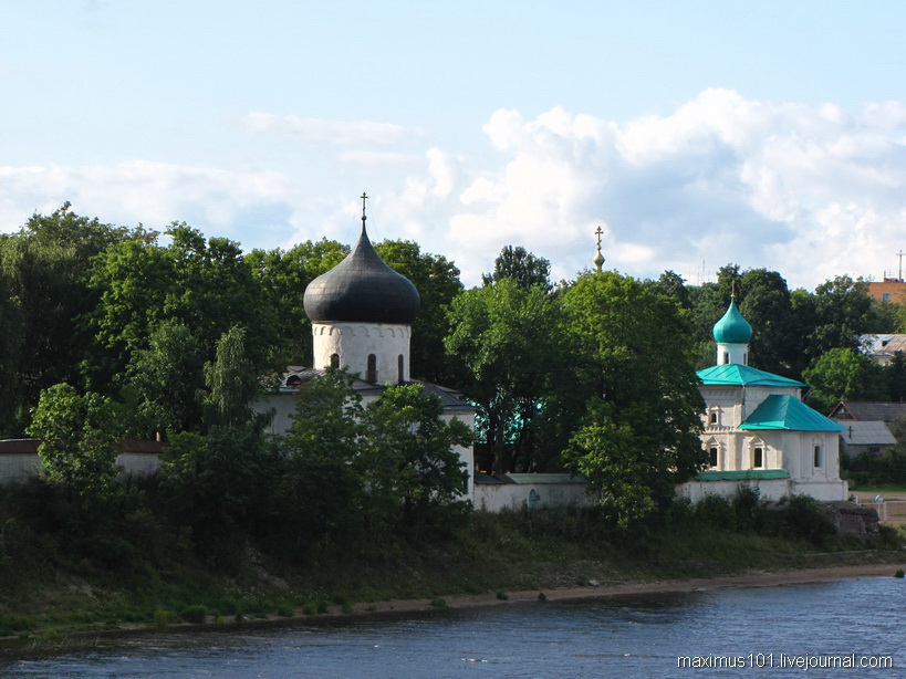 Мирожский монастырь и Спасо-Преображенский собор (вид с моста через реку Великая)