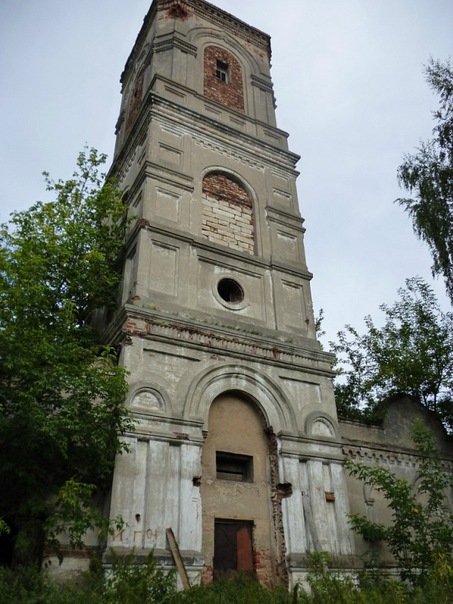 Остов каменной колокольни Троицкой церкви