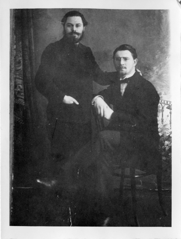 Василий Иголкин (слева) с неизвестным