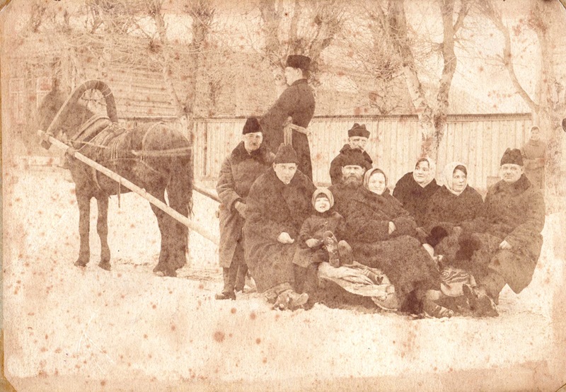 Семья Исаевых (также породнившиеся с Исаевыми Ешковы и Трегубовы) в сельце Богородское. Фото середины 1920-х гг.