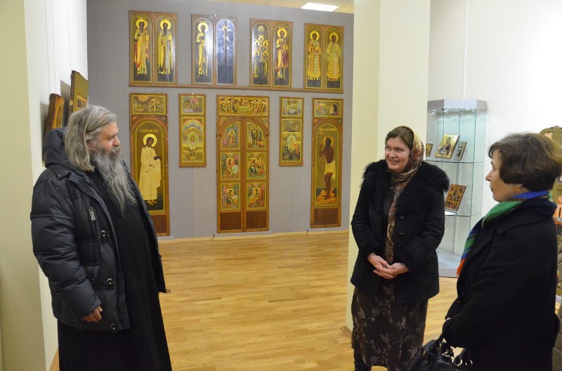 О. Алексей Лопатин и реставратор Д. Мальцева проводят экскурсию по музею старообрядческой иконы