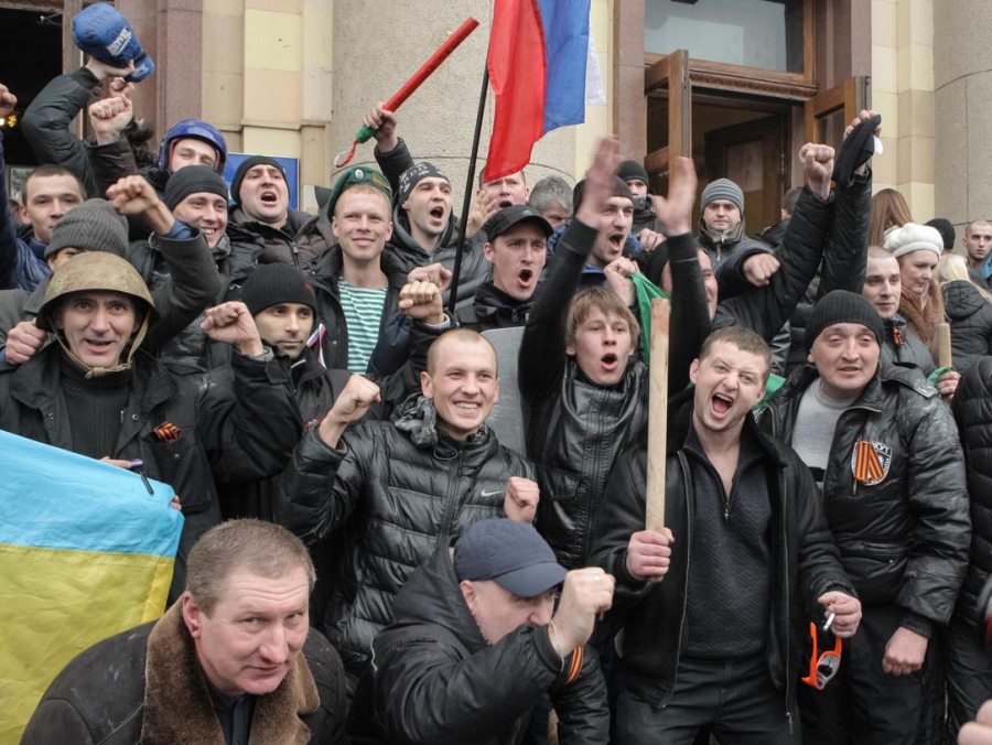 В Харькове люди с российскими флагами штурмовали администрацию
