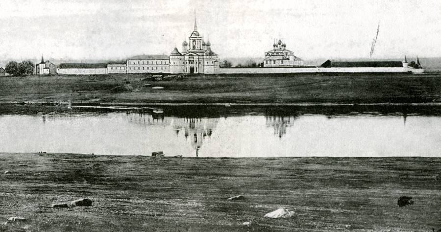 Паисиев Покровский монастырь, стоявший на берегу Волги напротив Углича, с. Покровские Горки. Полностью затоплен при строительстве водохранилища