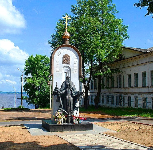 Памятник Макарию Калязинскому, чудотворцу в г. Калязин