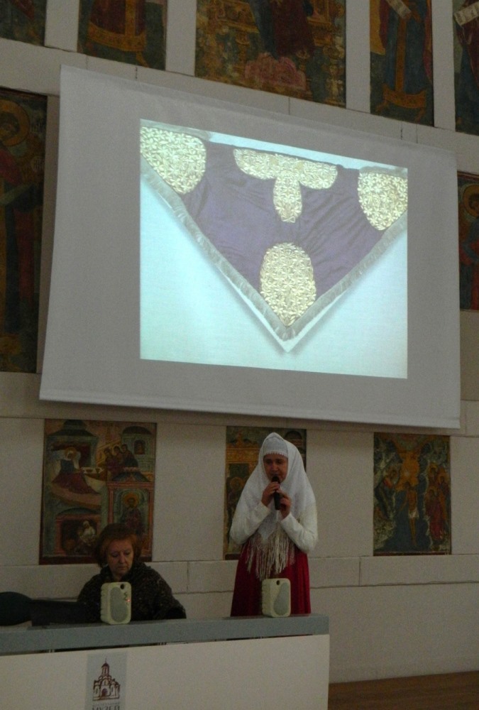 В.Э. Уланова рассказывает, как тема старообрядчества раскрывается в обзорной экскурсии по Музею платка и шали