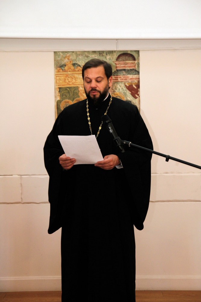 Священник Валерий Степанов зачитывает приветственное слово митрополита Арсения