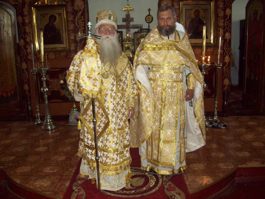 Архиепископ Савватий с новопоставленным иереем Иоанном