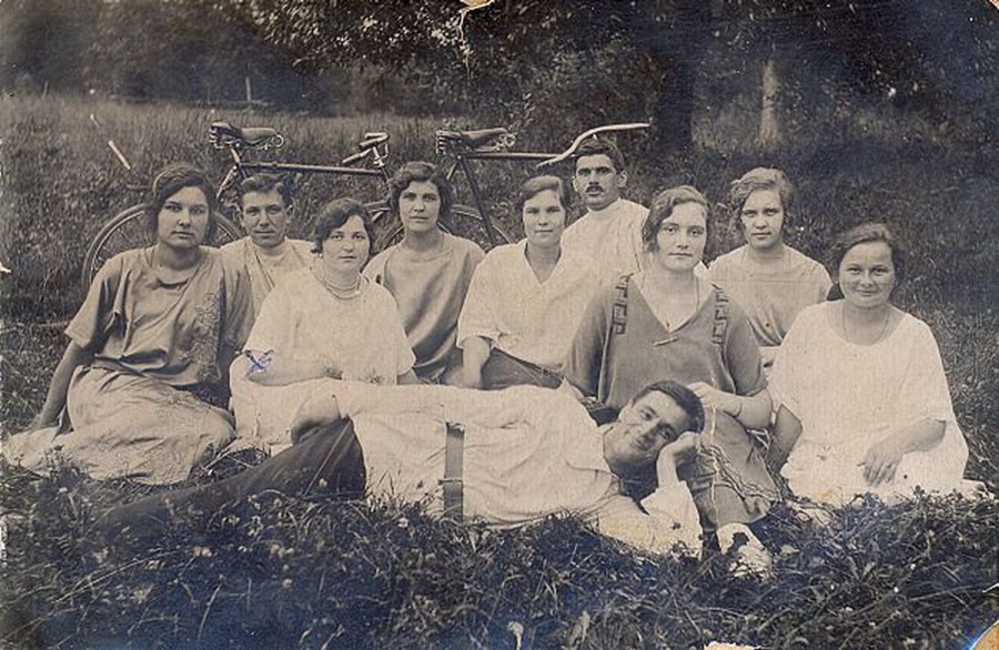 Клавдия Никифоровна Исаева среди жителей Богородского. Фото 1926 года. Фото из архива Николая Калинина