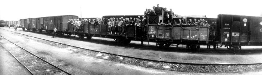 Отправка эшелона с войсками на фронт. 04.1915. Фотография предоставлена РГАКФД
