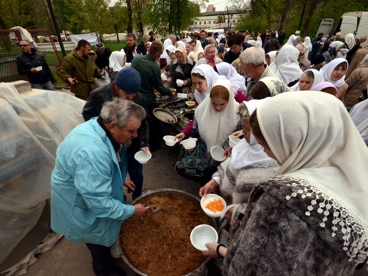 Рогожская казачья станица (община) обустраивает праздничную трапезу