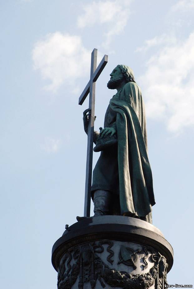 Памятник Владимиру Великому — старейший скульптурный памятник Киева, сооружённый в 1853 году. Один из неофициальных символов города. Высится на крутом берегу Днепра в парке Владимирская горка
