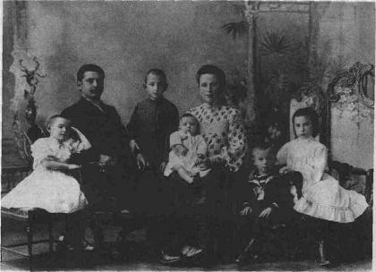 Елисеевы Дмитрий Иванович. Софья Степановна и их дети (слева направо): Мария, Владимир, Алексей, Иван, Лидия