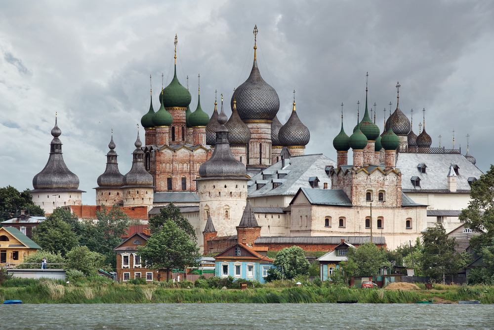 Вид на Ростовский кремль с озера Неро