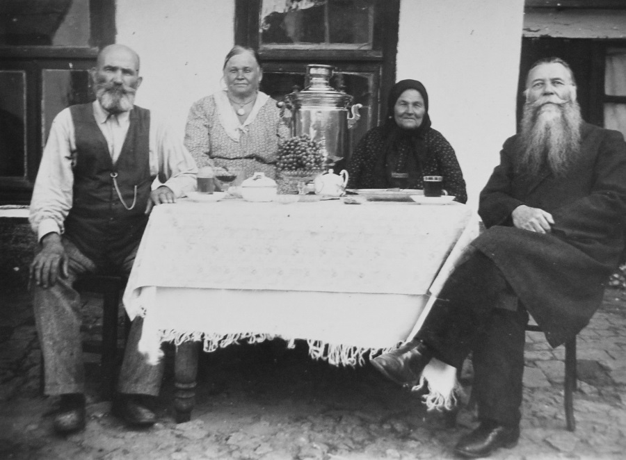 Федор Ефимович Мельников в гостях у старообрядческой семьи, г. Измаил. 1931 г.