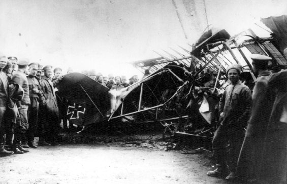  Вид сбитого немецкого самолета. 1916 г. (архив РГАКФД)