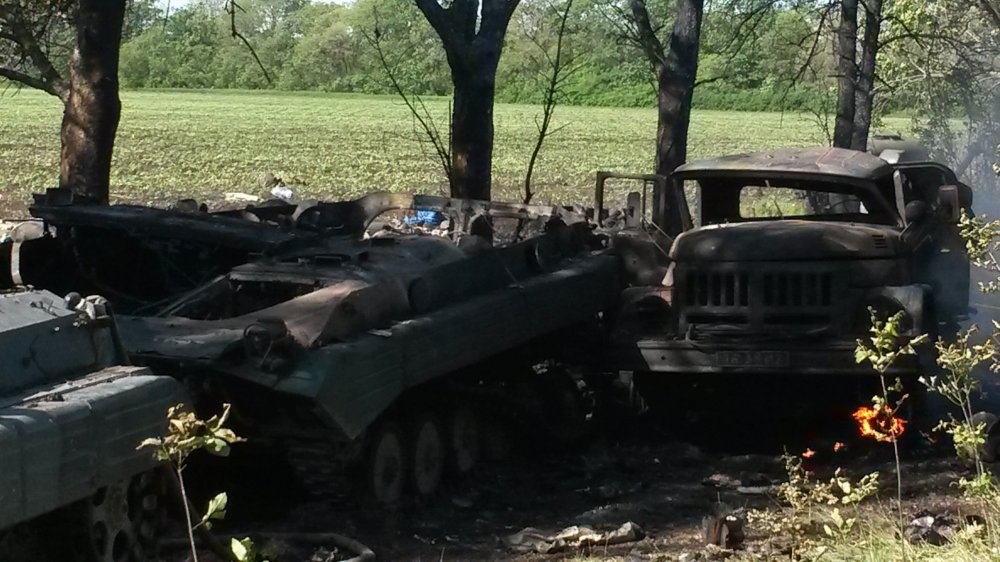 Сгоревшая украинская бронетехника на полях Волновахи