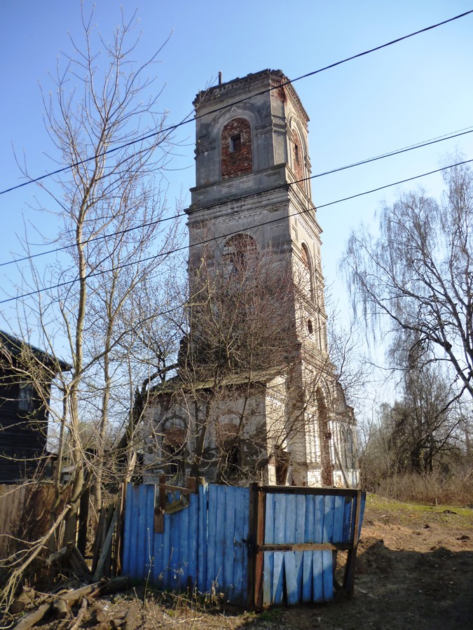 Остов каменной колокольни на территории Троицкой церкви среди соседских огородов