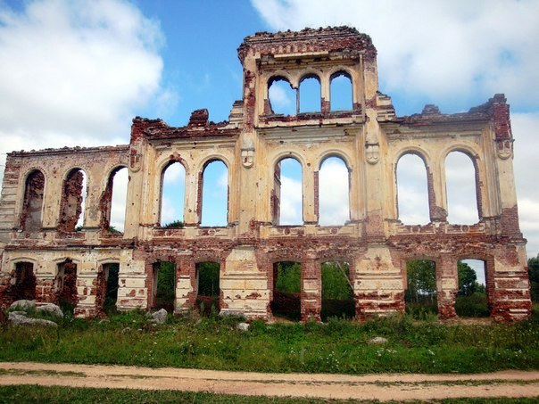 Руины главного усадебного дома в д. Знаменское (Ржевский район)