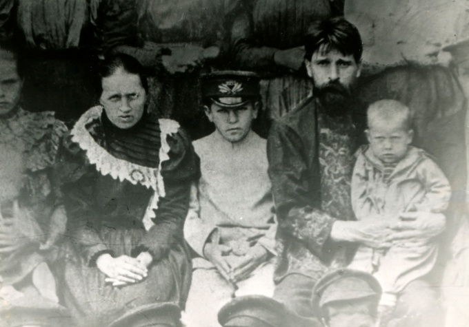 Сергей Клычков (в центре), его родители, брат Алексей. Дубровки, начало 1900-х годов