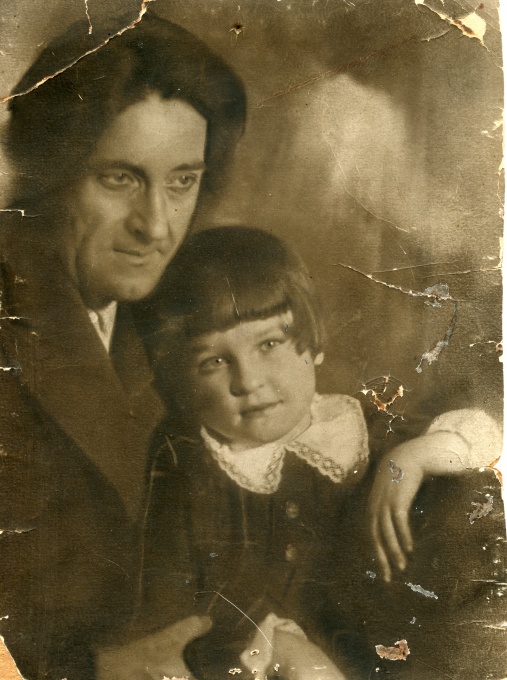 Сергей Антонович Клычков с дочерью Женей. 1928 год