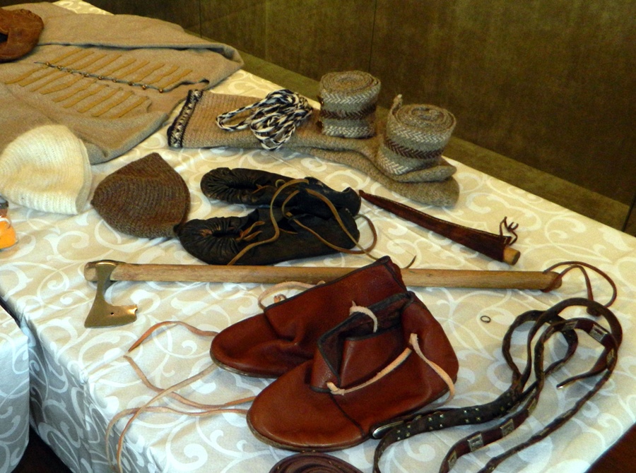Музейная программа «Святые воины». В зале представлены реконструированные предметы снаряжения древнерусского воина