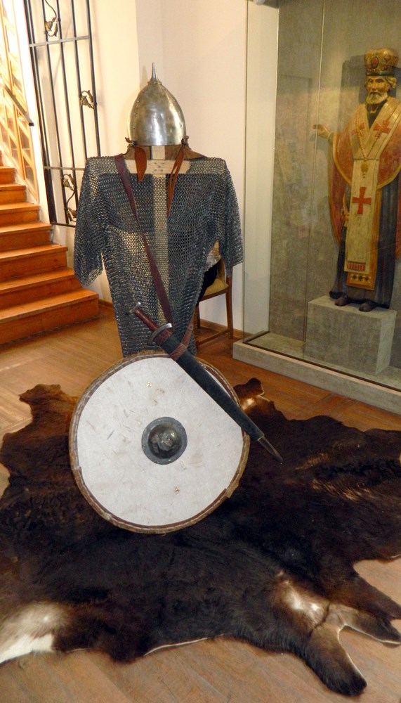 Музейная программа «Святые воины». В зале представлены реконструированные предметы снаряжения древнерусского воина
