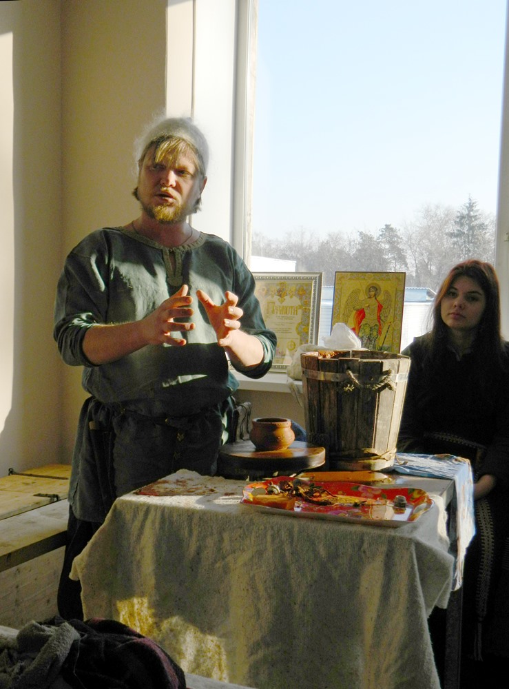 Константин Братчиков проводит мастер-класс по изготовлению глиняной свистульки (день открытых дверей в клубе «Белая рысь»)