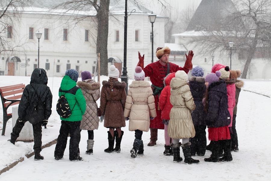 Фома Удальцов знакомит своих юных гостей с территорией Спасо-Андроникова монастыря (программа «День рождения в музее»)